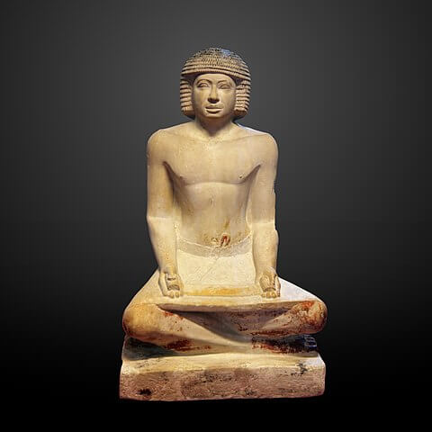 足を組む書記座像　高さ 58㎝ × 幅 35㎝ × 奥行 33㎝　紀元前2500年頃－紀元前2350年頃　ルーヴル美術館蔵
