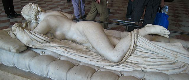 『眠れるヘルマフロディトゥス』（ Hermaphrodite endormi ）　幅 169 ㎝ × 奥行 89 ㎝ 　ルーヴル美術館蔵
