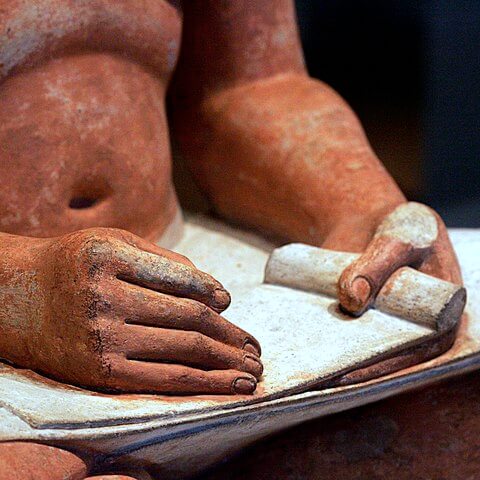 書記座像（ Le Scribe accroupi ）　高さ 53.7㎝ × 幅 44㎝ × 奥行 35㎝　紀元前2620年頃－紀元前2500年頃　ルーヴル美術館蔵
