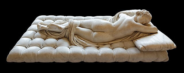 『眠れるヘルマフロディトゥス』（ Hermaphrodite endormi ）　幅 169 ㎝ × 奥行 89 ㎝ 　ルーヴル美術館蔵