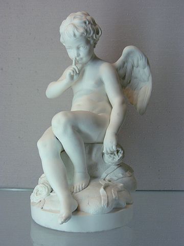 『クピド』（ L'Amour menaçant ）　　　高さ30 cm　1757年－1766年　ファルコネのモデルにちなむ像　国立陶磁器美術館（セーヴル美術館）蔵