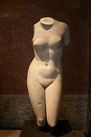 Torse d’Aphrodite de type Vénus de l’Esquilin (H. : 1,22 m), œuvre en marbre de Paros d’origine inconnue, réalisée probablement au IIe siècle ap. J.-C. Placée avant 1870 au jardin du Luxembourg année à laquelle elle a été transférée au musée du Louvre à Paris (Louvre, Ma 2184) et y a été photographiée en décembre 2011.
