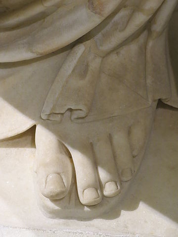 『アルルのヴィーナス像』（ statue ; Vénus d'Arles ）　高さ220cm×幅102cm×奥行き65cm　紀元前350年頃　プラクシテレス原作　ルーヴル美術館蔵