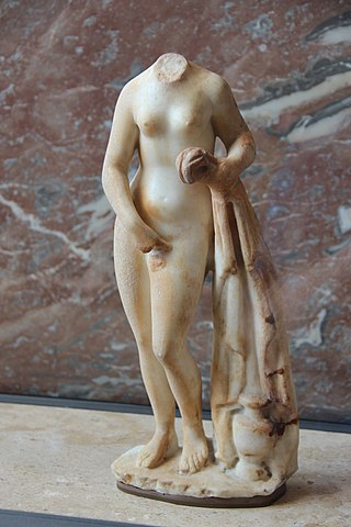『クニドスのアフロディテ小像』（ statuette ）　身長42cm 幅16cm 奥行き11cm　ローマ帝国時代（プラクシテレスのオリジナルは紀元前360年頃）　ルーヴル美術館蔵