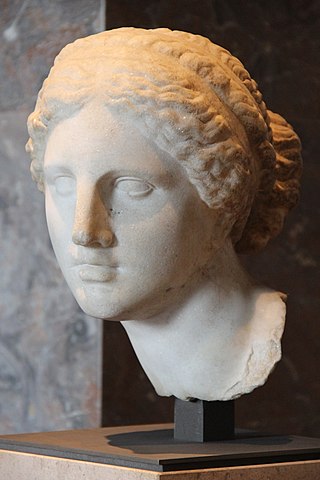 アフロディテ頭部 通称《カウフマンの頭部》（ statue ; Tête de l’Aphrodite Kaufmann ）　高さ34cm 幅22cm 奥行き33cm　紀元前150年頃（プラクシテレスのオリジナルは紀元前360年頃）　ルーヴル美術館蔵