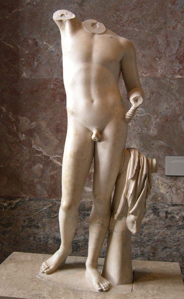 『酒を注ぐサテュロス』（ statue ）　身長144cm 幅63cm 奥行き38cm　130年頃（プラクシテレスのオリジナルは紀元前370－前360年頃）　ルーヴル美術館蔵