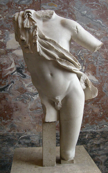 『休息するサテュロス』（ statue ; Satyre au repos ）　身長107cm 幅64cm 奥行き32cm　ローマ帝国時代（プラクシテレスのオリジナルは紀元前330年頃）　ルーヴル美術館蔵