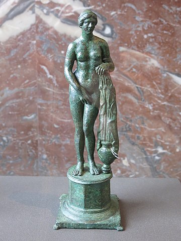 『クニドスのアフロディテ小像』（ statuette ）　身長12cm 幅9.95cm 奥行き10.05cm　ローマ帝国時代（プラクシテレスのオリジナルは紀元前360年頃）　ルーヴル美術館蔵