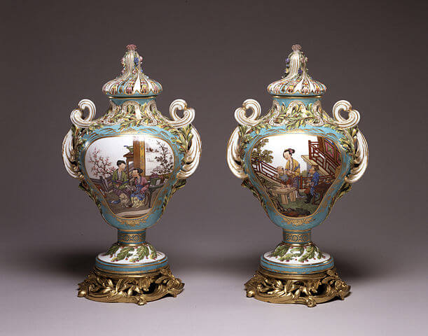 デュプレシによるデザイン、ドダンによる絵付けのポプリ花瓶一対　1761年頃　ウォルターズ美術館蔵